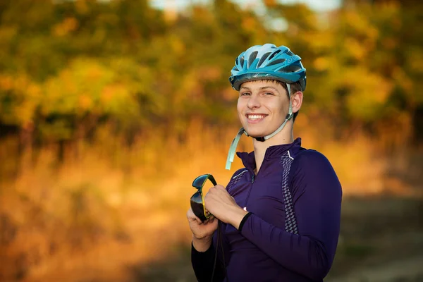 Joven ciclista — Foto de Stock