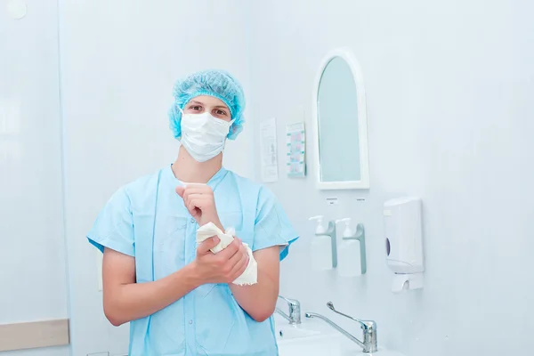 Cirurgião preparando as mãos para cirurgia  . — Fotografia de Stock