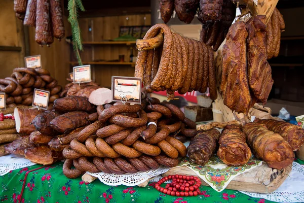 Diversos tipos de salsichas e carnes defumadas , — Fotografia de Stock