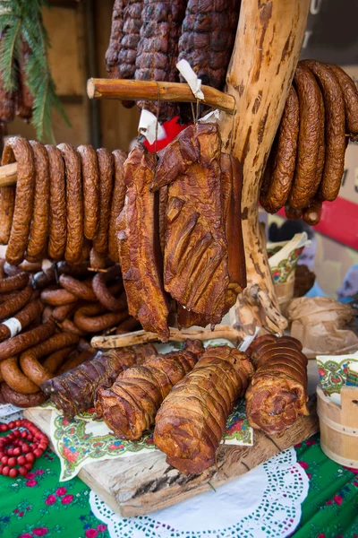 Diversos tipos de salsichas e carnes defumadas , — Fotografia de Stock