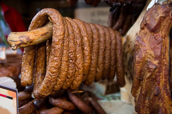 Diversos tipos de salsichas e carnes defumadas , — Fotografia de Stock