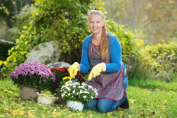 Ragazza irrigazione fiori — Foto Stock