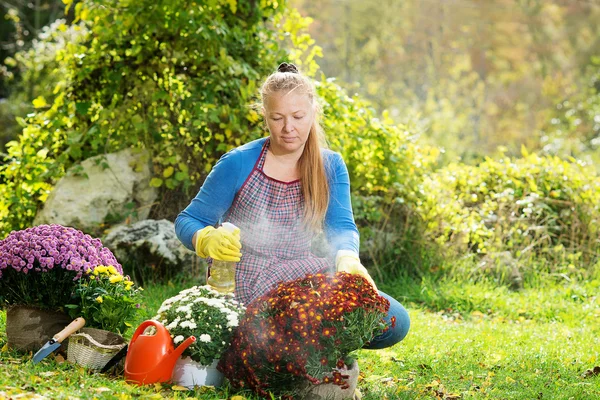 Girl watering flowers — Stock Photo, Image