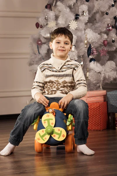 Niño con regalos de Año Nuevo —  Fotos de Stock