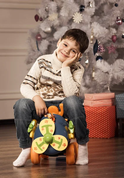 Menino com presentes de Ano Novo — Fotografia de Stock