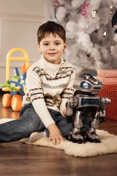 Menino com presentes de Ano Novo — Fotografia de Stock