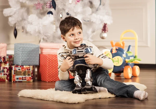 Menino com presentes de Ano Novo — Fotografia de Stock