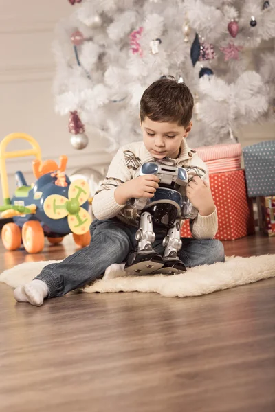 Хлопчик з новорічними подарунками — стокове фото