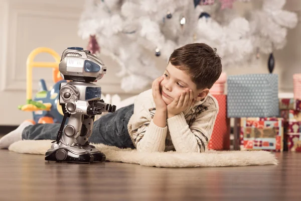 Menino com presentes de Ano Novo — Fotografia de Stock