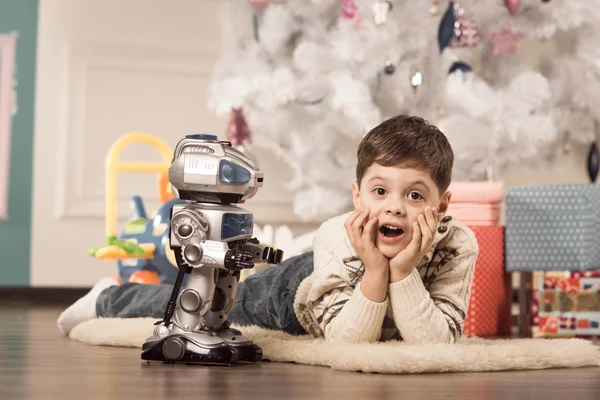 Menino com presentes de Ano Novo — Fotografia de Stock