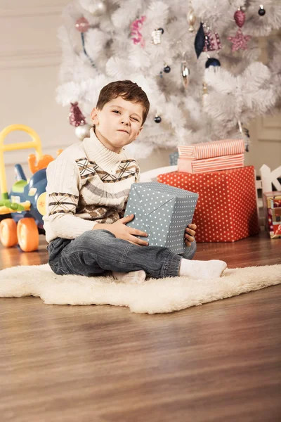 Jongen met nieuwe jaar presenteert — Stockfoto