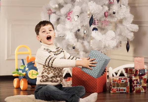 Niño con regalos de Año Nuevo —  Fotos de Stock