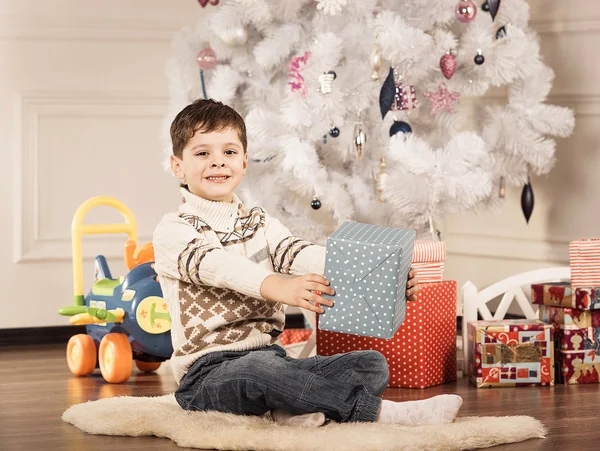 Jongen met nieuwe jaar presenteert — Stockfoto