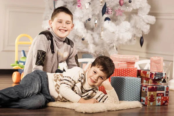 Chlapci s vánoční dárky — Stock fotografie