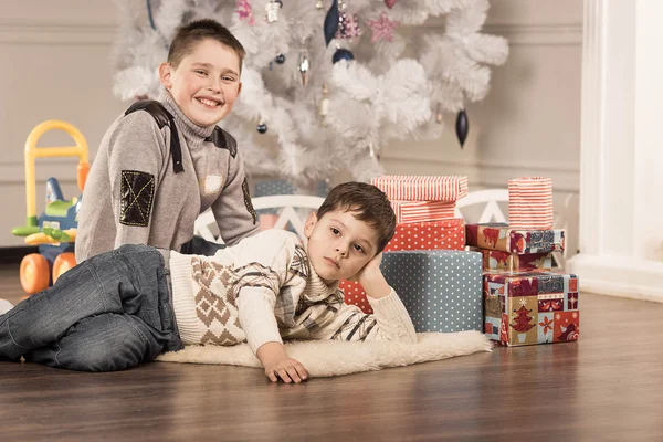 Meninos com presentes de Natal — Fotografia de Stock