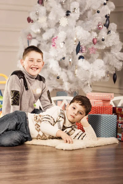 Хлопці з різдвяними подарунками — стокове фото