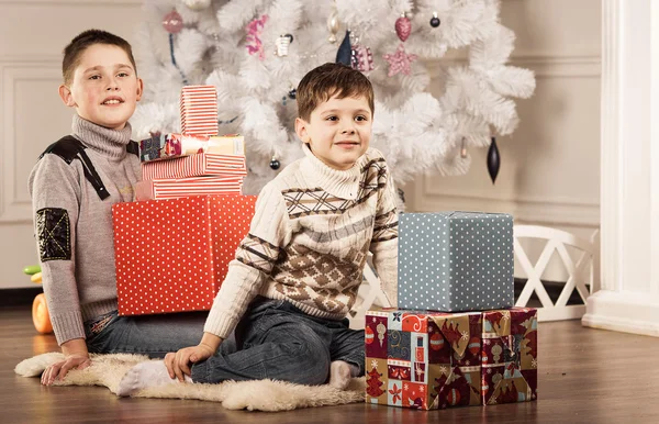 Garçons avec des cadeaux de Noël — Photo