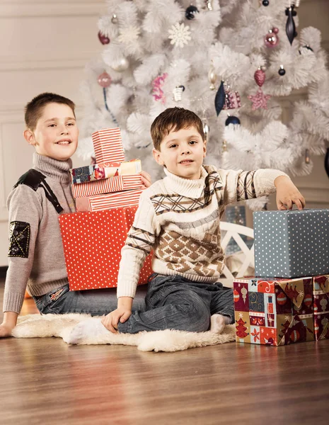 Chłopcy z prezenty świąteczne — Zdjęcie stockowe