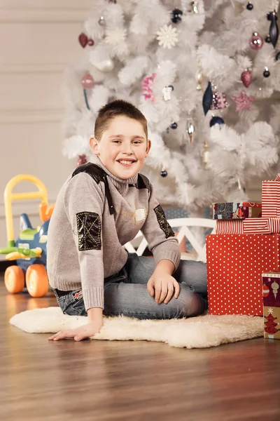 Niño con regalos de Año Nuevo —  Fotos de Stock