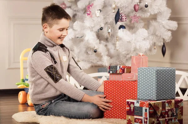 Niño con regalos de Año Nuevo —  Fotos de Stock