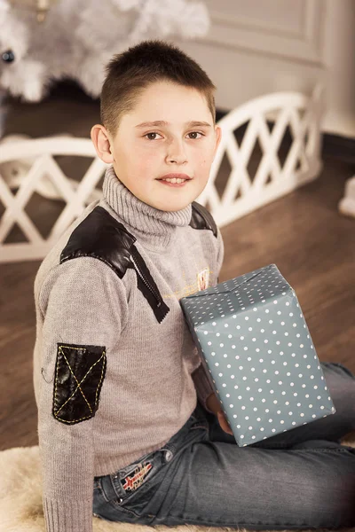 Băiatul cu cadouri de Anul Nou — Fotografie, imagine de stoc