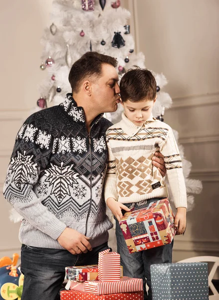 Hombre da a su hijo regalo de Año Nuevo —  Fotos de Stock