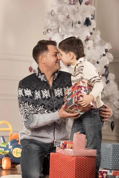 Hombre da a su hijo regalo de Año Nuevo —  Fotos de Stock