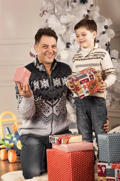 Homem dá seu filho presente de Ano Novo — Fotografia de Stock