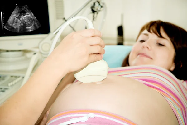 Mulher grávida em recepção no doutor ... — Fotografia de Stock