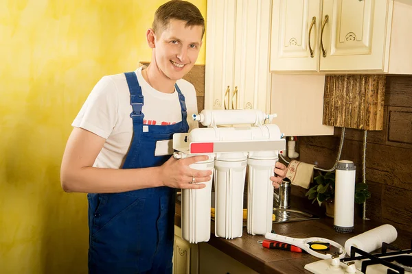 Locksmith installs water filter — Zdjęcie stockowe