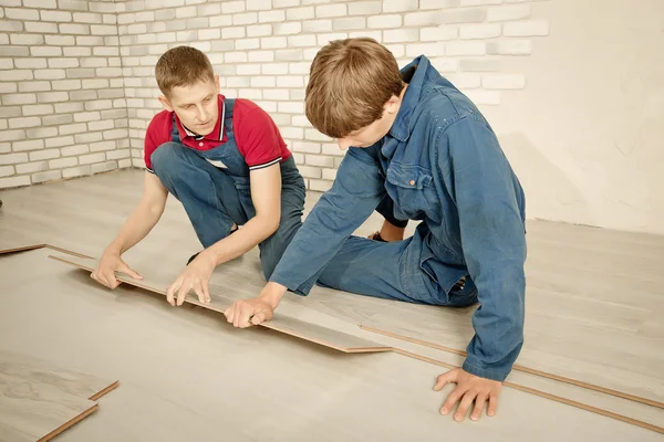 Homem coloca laminado — Fotografia de Stock