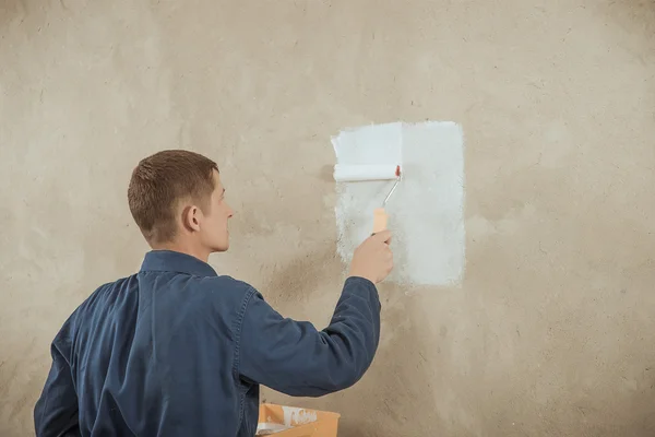 Man paints the wall — Stock Photo, Image