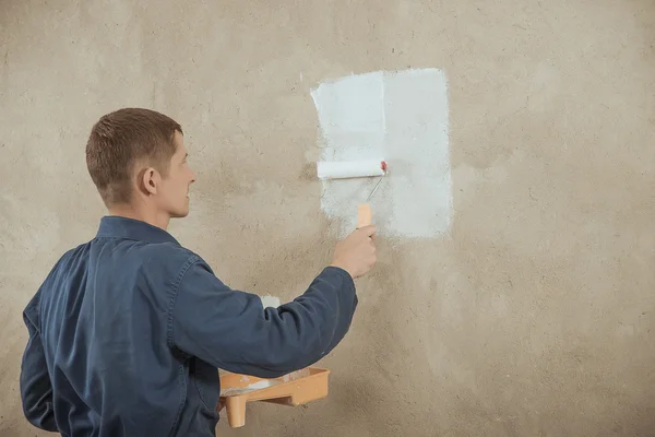 El hombre pinta la pared — Foto de Stock