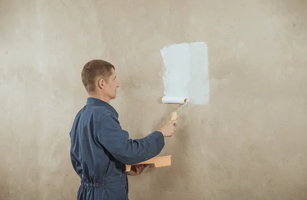 Человек рисует стену. — стоковое фото