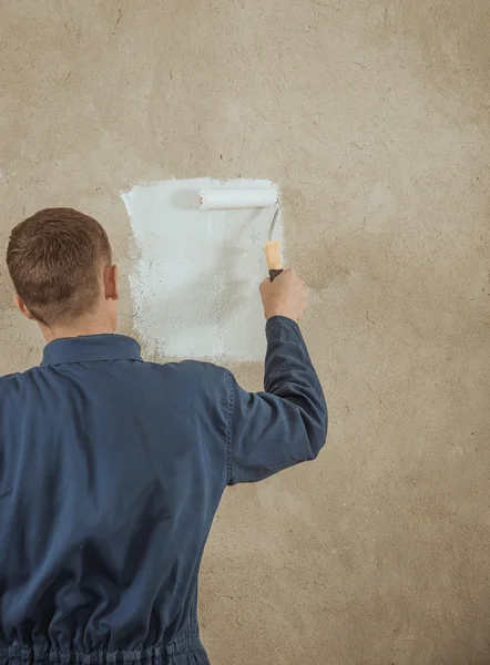 Man paints the wall — Stock Photo, Image