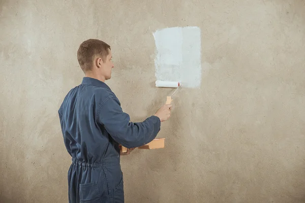 L'uomo dipinge il muro — Foto Stock