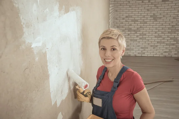 여자가 벽을 그린다 — 스톡 사진