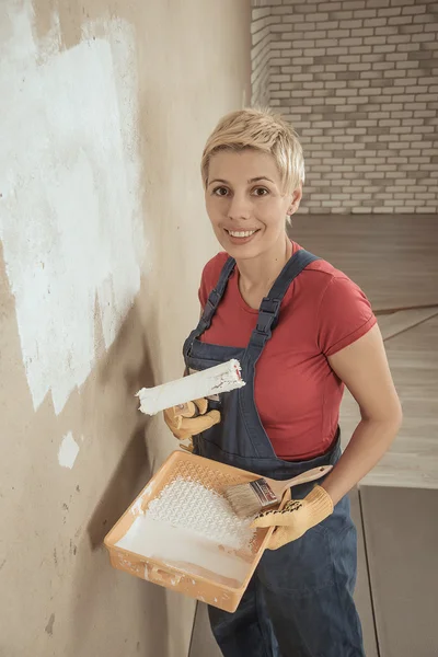 Kvinna målar väggen — Stockfoto