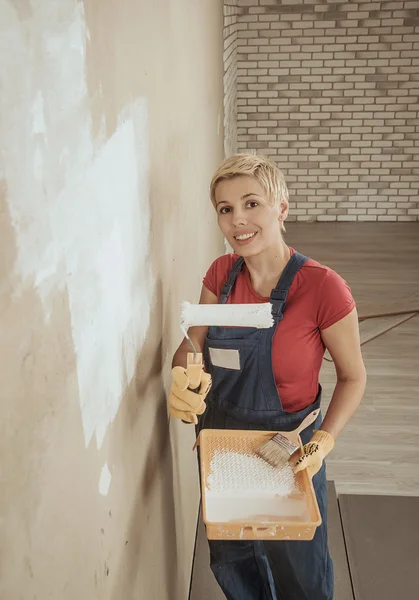 Vrouw schildert de muur — Stockfoto