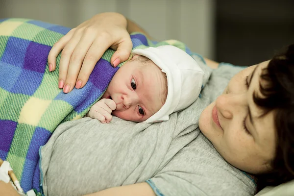 Glückliche Frau nach der Geburt mit einem Neugeborenen — Stockfoto