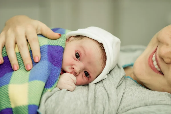 Happy woman after birth with a newborn baby — Zdjęcie stockowe