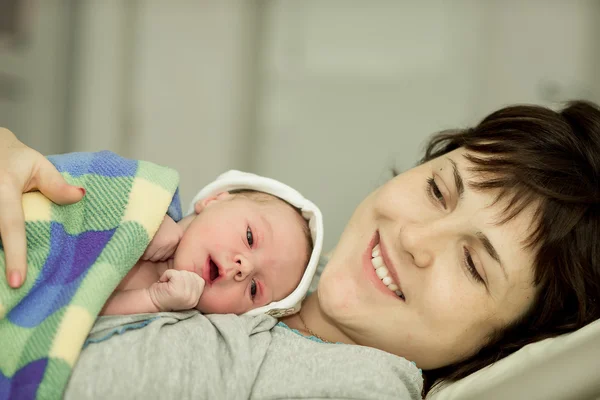 Glückliche Frau nach der Geburt mit einem Neugeborenen — Stockfoto