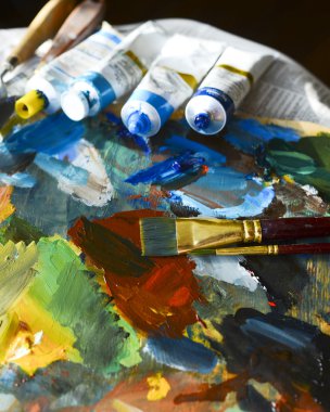 Fırçalar, boyalar, palet. çizim seti