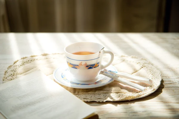 Tasse de thé chaud avec des crêpes au miel — Photo