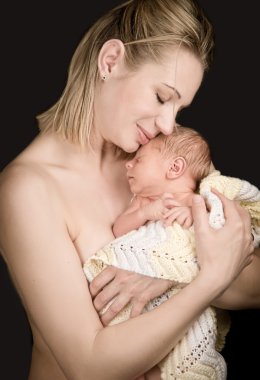 Yenidoğan üzerinde güzel bir anne eller.