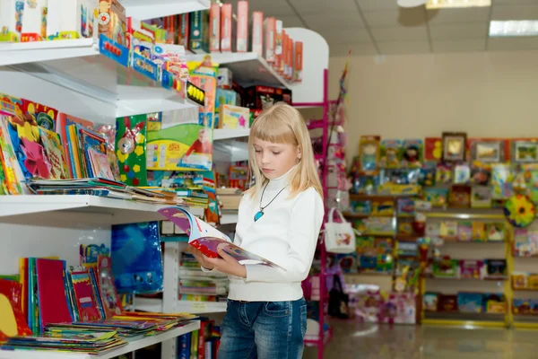 Flicka köper skolan tillbehör. — Stockfoto