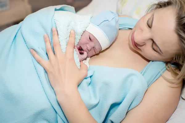 Junge schöne Frau mit einem Neugeborenen — Stockfoto