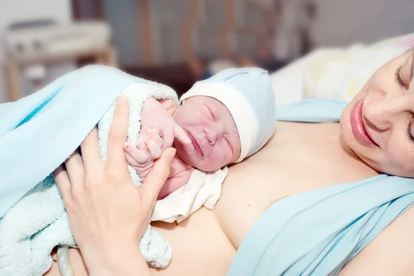 Молодая красивая женщина с новорожденным — стоковое фото