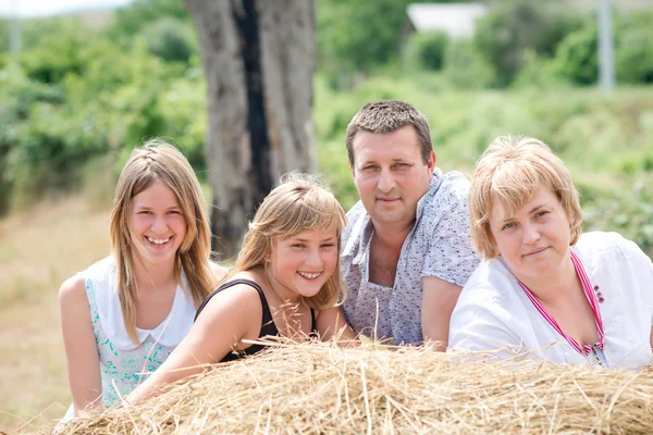 Gelukkige familie over aard — Stockfoto