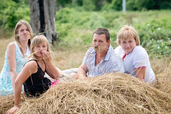 Счастливая семья на природе — стоковое фото